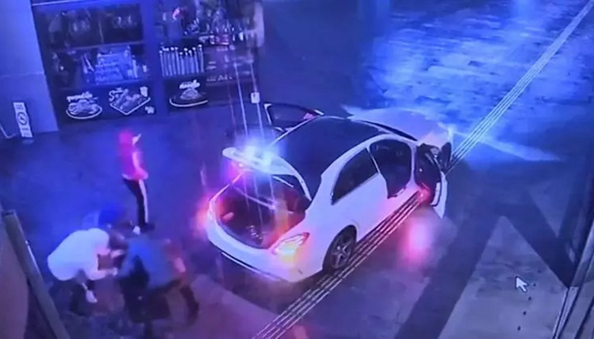 Açamadıkları kasayı taşıyarak çaldılar