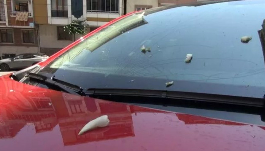 Sultangazide garip olay: Balkondan atılan soğanlar aracın ön camını kırdı iddiası