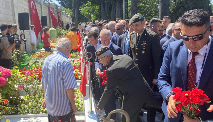 Edirnekapı Şehitliğinde 15 Temmuz töreni Edirnekapı Şehitliğinde 15 Temmuz töreni