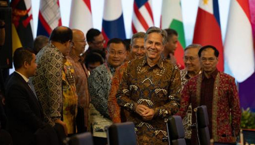 Dışişleri bakanlarının geleneksel Endonezya gömleklerine büründü, ortaya renkli görüntüler çıktı Dışişleri bakanlarının geleneksel Endonezya gömleklerine büründü, ortaya renkli görüntüler çıktı