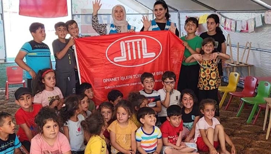 DİTİB gönüllüsü gençler, depremzede çocuklara moral oldu