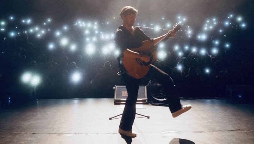 Gitar adam Yalın Parkormanda