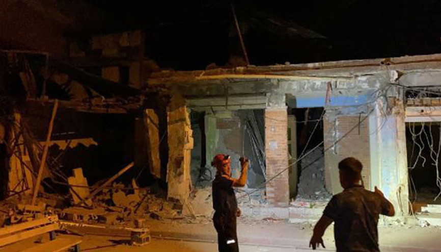 Osmaniyede ağır hasarlı binanın üst katı kendiliğinden çöktü