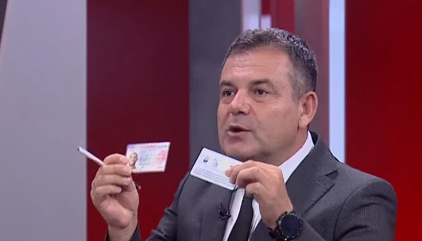 VİP göçmen kaçakçılığı çetesi böyle çökertildi: Canlı yayında sahte pasaport testi