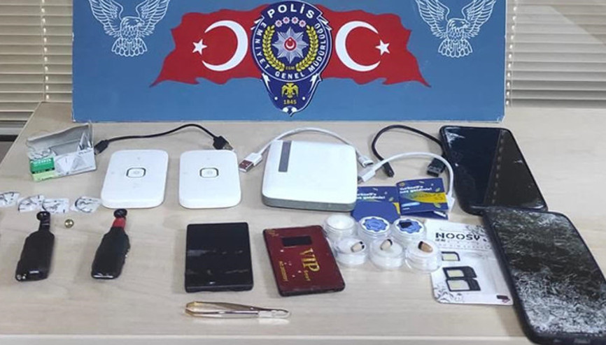 Ehliyet sınavı öncesi kopya düzeneği kuruyorlardı Polisin dikkati sayesinde yakalandılar