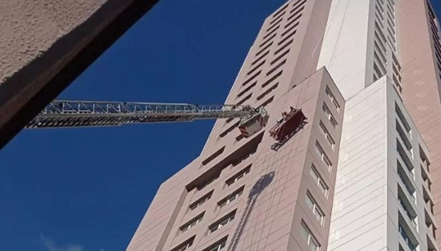 Eyüpsultanda iskele devrildi, tadilat yapan işçiler 14. katta mahsur kaldı