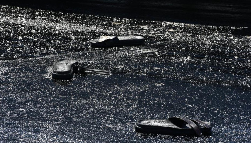 Kuşadasında terlikler asfalta yapıştı