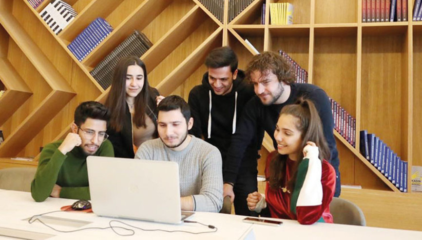 Öğrencilerin dörtte birine burs imkânı sunuyor