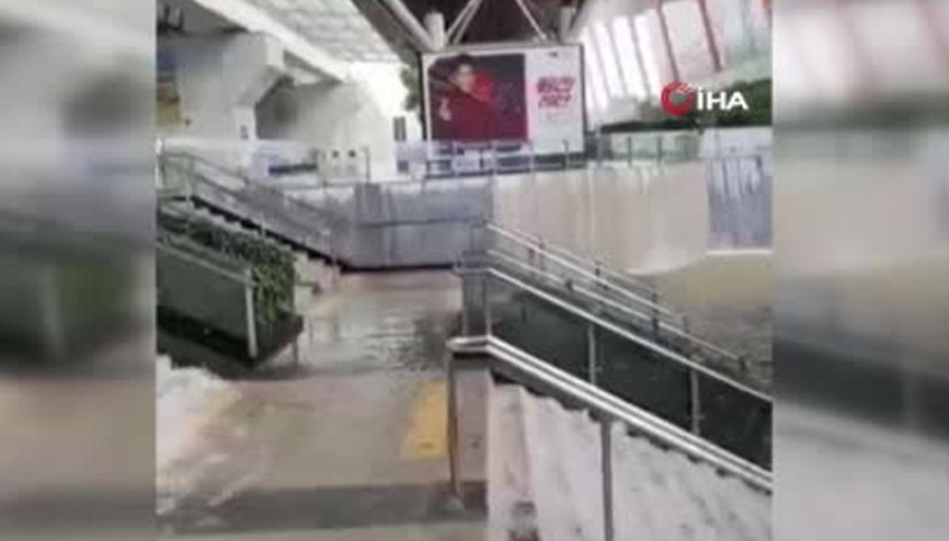 Çinde dikkat çeken manzara: Tren istasyonu sular altında kaldı