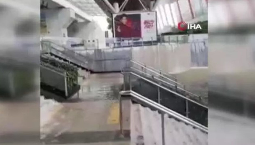 Çin’de tren istasyonu sular altında kaldı
