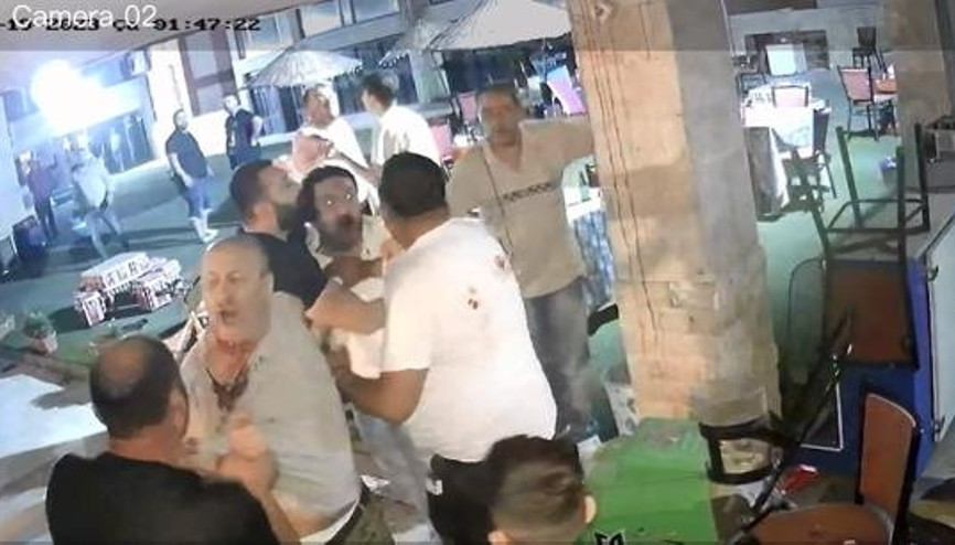 Çay bahçesinde aile yerine oturma kavgası