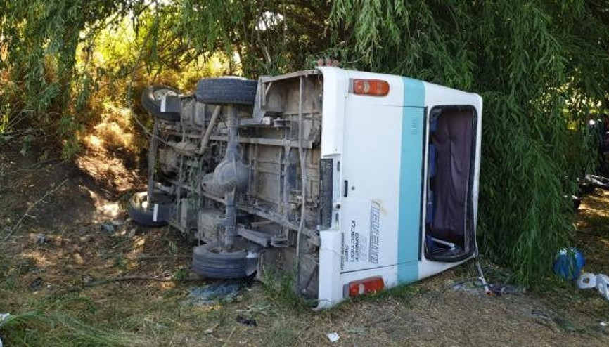 Afyonkarahisarda feci kaza Tarım işçilerinin taşındığı minibüs devrildi: 6 ölü, 8 yaralı