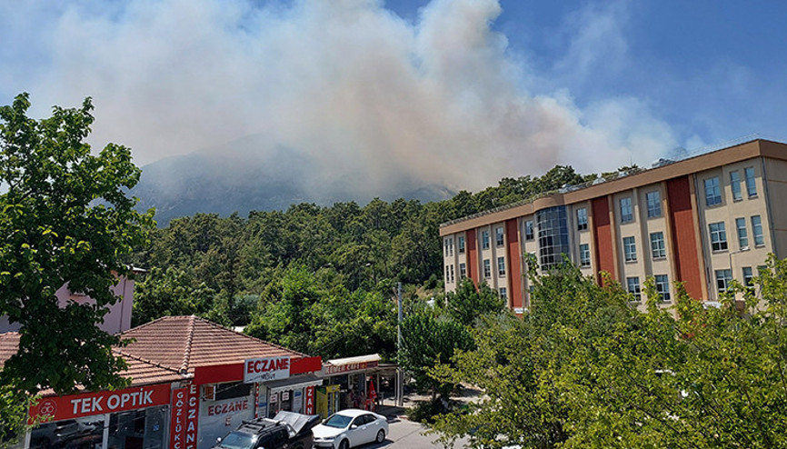 Alevler kemer’i sardı Evler ve devlet hastanesi boşaltıldı Alevler kemer’i sardı Evler ve devlet hastanesi boşaltıldı