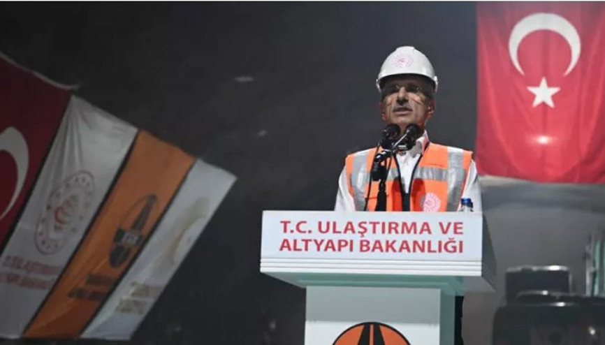 Bakan Uraloğlu, Yeniköprü-Yüksekova Yolu T-1 Tüneli Işık Görme Törenine katıldı Bakan Uraloğlu, Yeniköprü-Yüksekova Yolu T-1 Tüneli Işık Görme Törenine katıldı