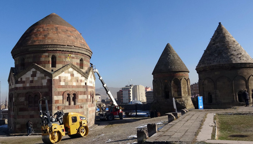Erzurumda tarihi yapılarda depremlerin izini sürüyorlar