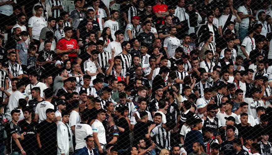 Beşiktaş - Tirana maçında Yönetim istifa tezahüratları
