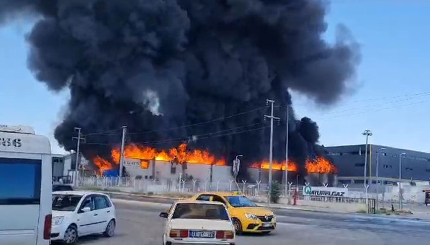 Denizlide geri dönüşüm tesisinde yangın: Etrafındaki fabrikalar tahliye ediliyor