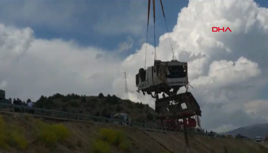 Karsta kaza yapan yolcu otobüsü vinçle çıkarılıp, çekici ile götürüldü Karsta kaza yapan yolcu otobüsü vinçle çıkarılıp, çekici ile götürüldü