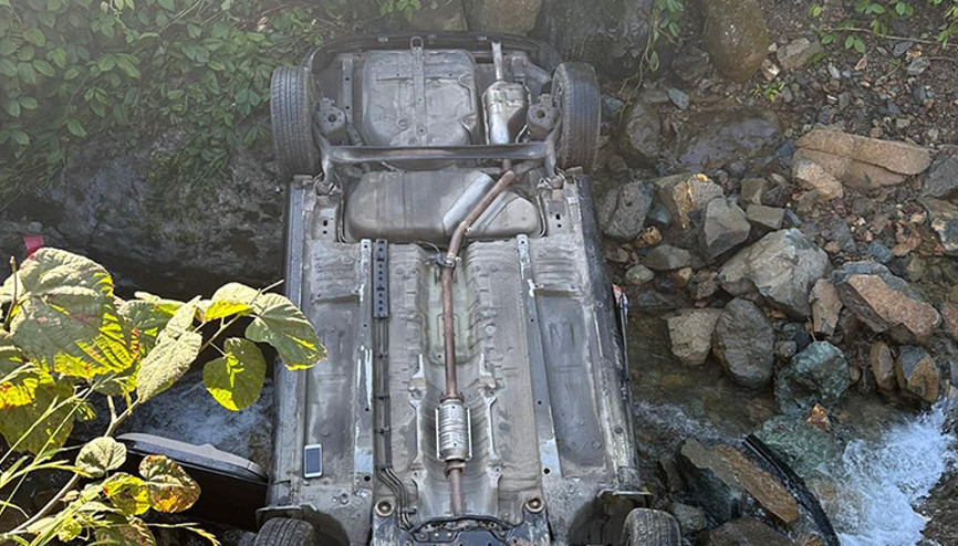 Dereye düşen otomobilde yolcu hayatını kaybetti, sürücü yaralandı Dereye düşen otomobilde yolcu hayatını kaybetti, sürücü yaralandı