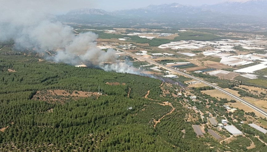 Antalyanın Aksu ile Demre ilçesinde orman yangını