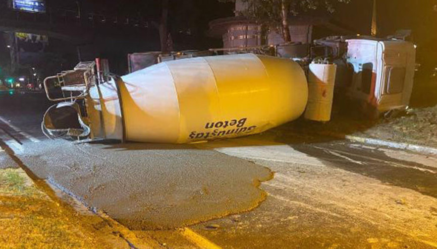 Beyoğlunda beton mikseri devrildi