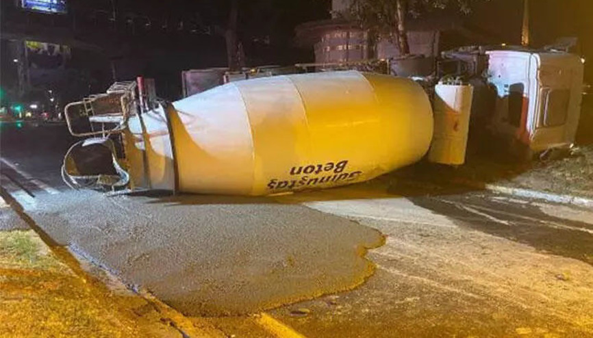 Beyoğlunda beton mikseri devrildi