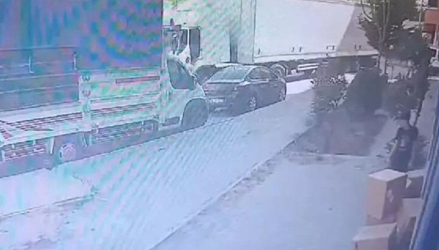 İstanbulda geri geri kayan TIR, şoförün manevrasıyla durdu