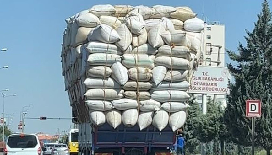 Saman yüklü kamyon trafiği tehlikeye attı