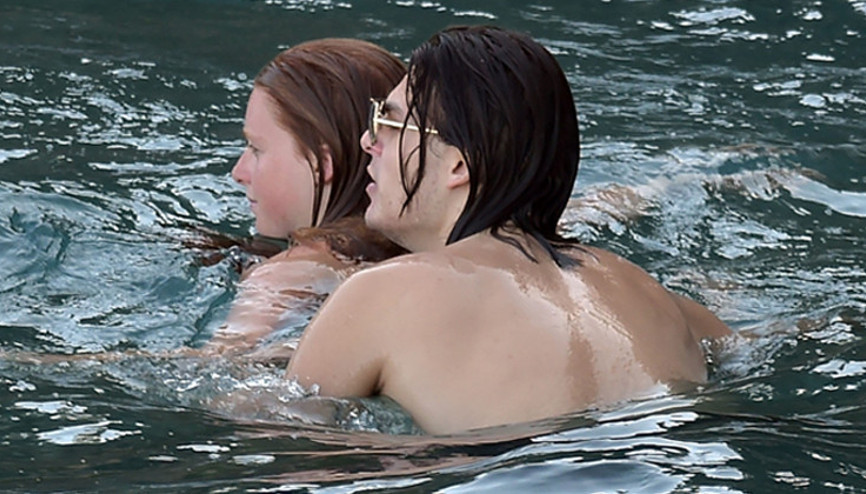 Bakmayın samimiyetlerine... Sevgilisi değil çok yakın arkadaşı Bakmayın samimiyetlerine... Sevgilisi değil çok yakın arkadaşı