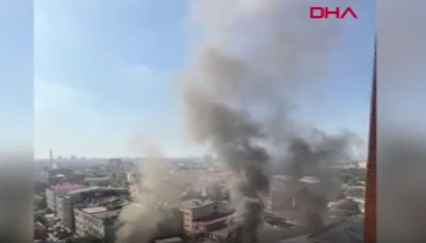 Bayrampaşada iş merkezinde yangın çıktı