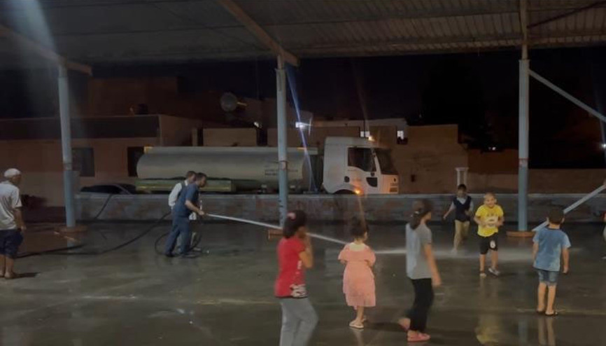 Şanlıurfada çocuklar sulama aracının hortumuyla serinledi