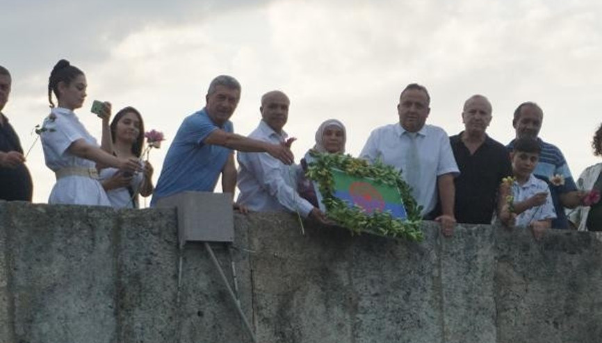 Auschwitz Kampında öldürülen Romanlar için Meriç Nehrine çiçek bırakıldı Auschwitz Kampında öldürülen Romanlar için Meriç Nehrine çiçek bırakıldı