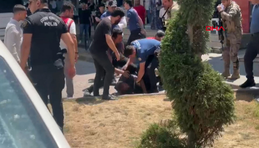 Esenyurt saldırganlarının sevk edildiği Büyükçekmece adliyesi önünde hareketlilik