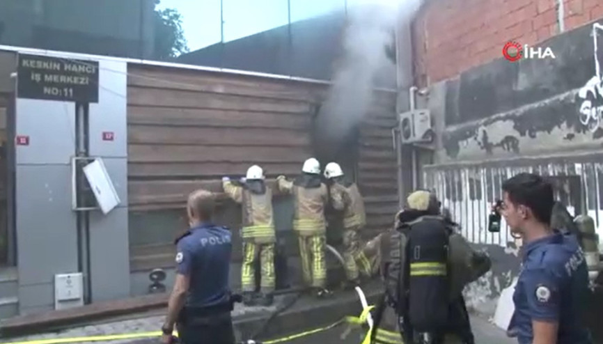 Kadıköy’de 3 katlı iş merkezinde yangın