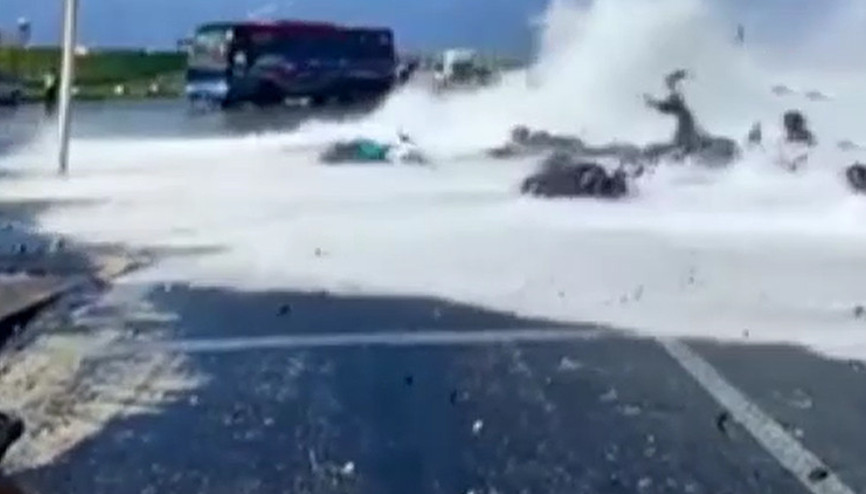 Sahile vuran dalga, araçları ve insanları sürükledi O anlar kamerada