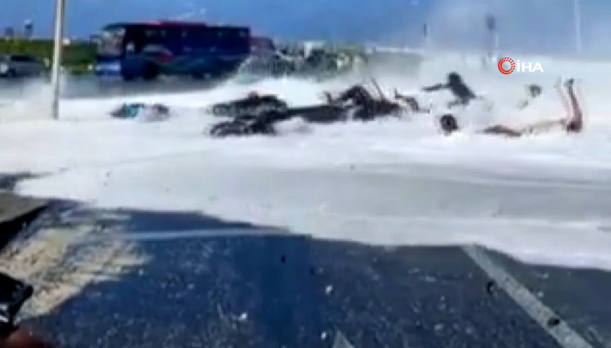 Maldivler’de sahile vuran dalga, araçları ve insanları sürükledi