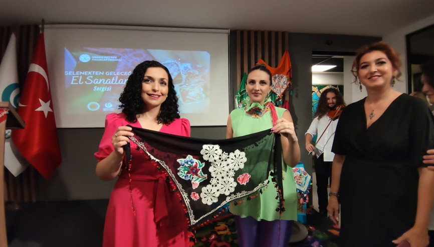 Cumhurbaşkanı Osmani’ye el işlemeli şal hediye ettiler