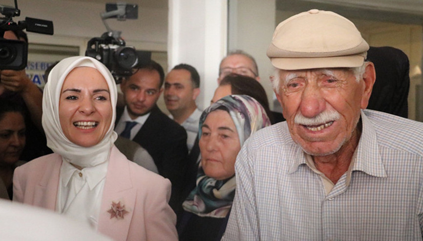 Bakan Göktaşı gören akrabası gözyaşlarını tutamadı