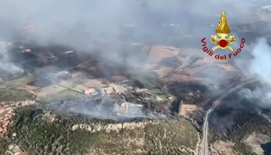 Sardunya Adası’ndaki yangında 4 kişi yaralandı, 600 kişi tahliye edildi