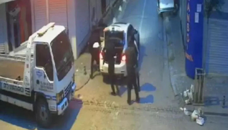 Üst kattaki komşu hırsızları saksıyla püskürttü: Kasayı alamadan kaçtılar