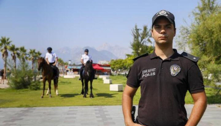 Konyaaltı Sahilinde atlar Börü ve Winner ile devriye