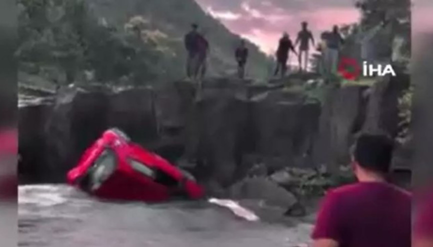 Şelale havuzuna düşen araçta can pazarı... Yardıma çevredekiler koştu