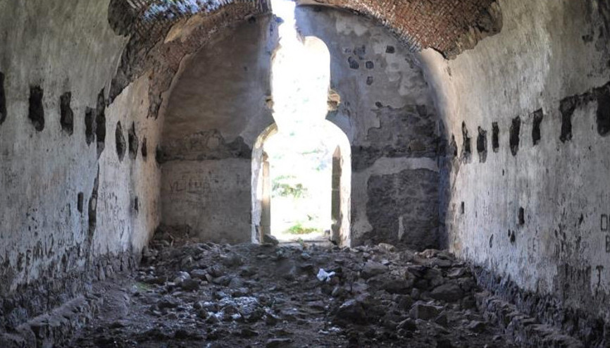 Karsta tepki çeken görüntü: Defineciler 150 yıllık kiliseyi talan etti