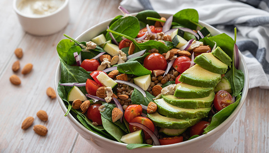 Lezzet şöleni: Mevsim sebzeleriyle hazırlanan renkli salatalar