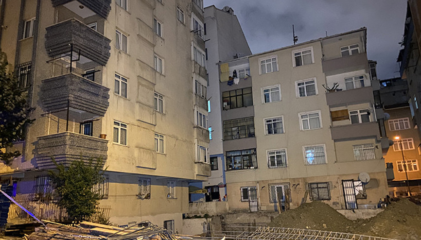 İstanbulda bitişiğindeki temel kazısı sırasında hasar alan bina boşaltıldı