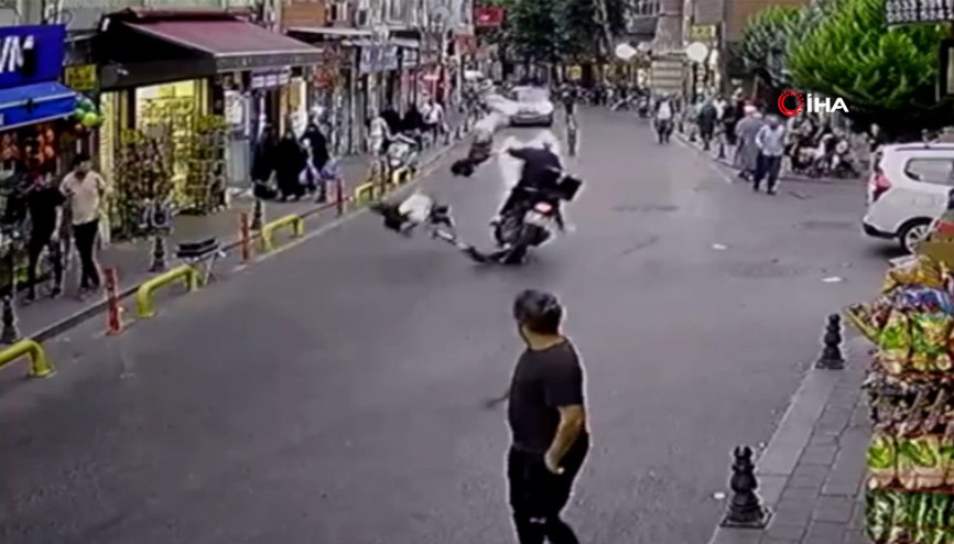 Motosikletli sürücünün scootera çarptığı kaza kamerada