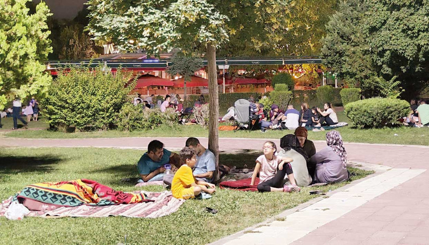 5.3 paniği... Malatya’da parklarda sabahladılar