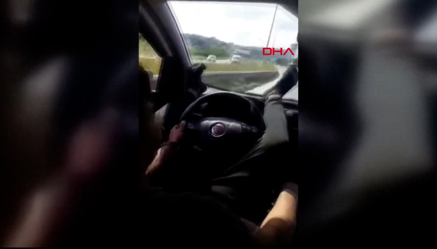 Tepki çeken görüntü: Ayakları ile direksiyonu tutup hız yaptı