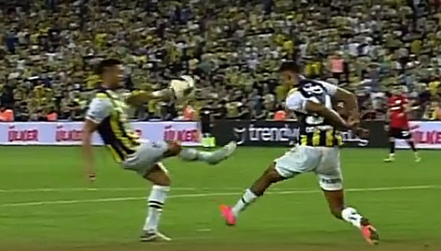 Fenerbahçe - Gaziantep FK maçında tartışmalı pozisyon Penaltı...