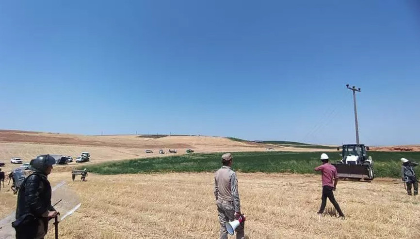 Mobil ve kaçak trafo kullanan şahıslardan enerji şirketi personeline taşlı saldırı Mobil ve kaçak trafo kullanan şahıslardan enerji şirketi personeline taşlı saldırı